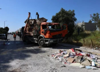 Ουρές χιλιομέτρων στη Λεωφόρο Βουλιαγμένης μετά την ανατροπή του φορτηγού – Ελαφρά τραυματίας ο οδηγός του