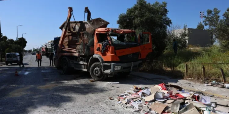 Ουρές χιλιομέτρων στη Λεωφόρο Βουλιαγμένης μετά την ανατροπή του φορτηγού – Ελαφρά τραυματίας ο οδηγός του