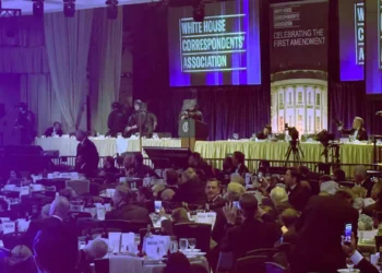 Συναγερμός στις ΗΠΑ: Ο Ντόναλντ Τραμπ απομακρύνθηκε από το δείπνο των ανταποκριτών μετά από πυροβολισμούς