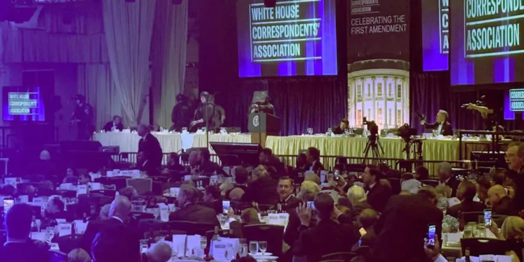 Συναγερμός στις ΗΠΑ: Ο Ντόναλντ Τραμπ απομακρύνθηκε από το δείπνο των ανταποκριτών μετά από πυροβολισμούς