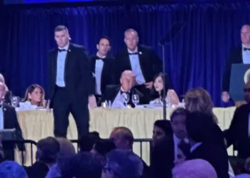 Eπίθεση στο δείπνο ανταποκριτών στον Λευκό Οίκο: Ο άντρας που μπήκε μπροστά στον Τραμπ μόλις έπεσαν οι πυροβολισμοί – Τον αποκαλούν ήρωα