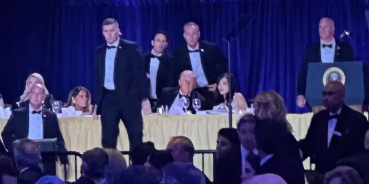 Eπίθεση στο δείπνο ανταποκριτών στον Λευκό Οίκο: Ο άντρας που μπήκε μπροστά στον Τραμπ μόλις έπεσαν οι πυροβολισμοί – Τον αποκαλούν ήρωα