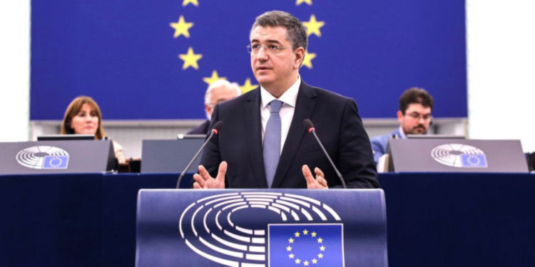 Σχέδιο για κοινή χρήση αποθεμάτων καυσίμων αεροσκαφών σε περίπτωση κρίσης εξετάζει η ΕΕ