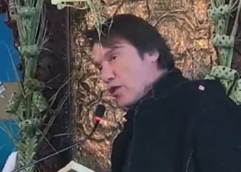 Στράτος Τζώρτζογλου: Απήγγειλε το «Πιστεύω» μπροστά στον ιερέα που τον βοήθησε στη μάχη με την κατάθλιψη