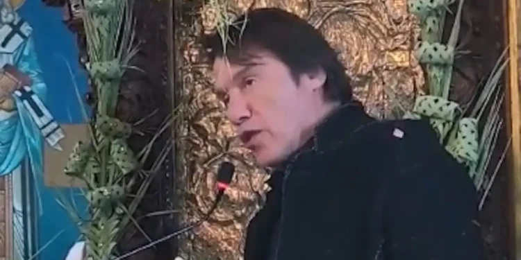 Στράτος Τζώρτζογλου: Απήγγειλε το «Πιστεύω» μπροστά στον ιερέα που τον βοήθησε στη μάχη με την κατάθλιψη