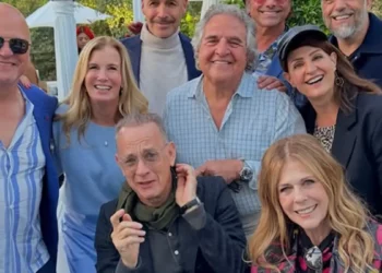 Η Νία Βαρντάλος γιόρτασε και ευχήθηκε «Καλό Πάσχα» με τους Τομ Χανκς, Ρίτα Γουίλσον και Billy Zane