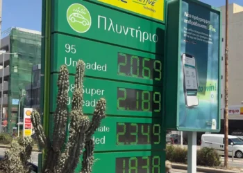 Βενζίνη και πετρέλαιο κίνησης: «Πονοκέφαλος» για τους οδηγούς οι τιμές καυσίμων – Έσπασε και πάλι το φράγμα των 2 ευρώ
