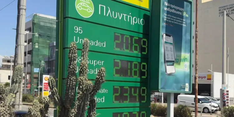 Βενζίνη και πετρέλαιο κίνησης: «Πονοκέφαλος» για τους οδηγούς οι τιμές καυσίμων – Έσπασε και πάλι το φράγμα των 2 ευρώ