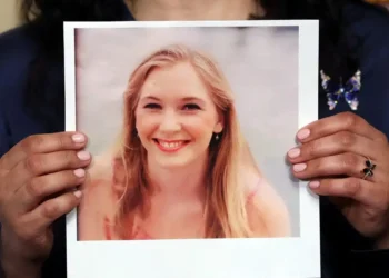 Υπόθεση Επστάιν: Έκκληση στον βασιλιά Κάρολο να δεχθεί θύματα του σεξουαλικού εγκληματία απευθύνει η οικογένεια της Βιρτζίνια Τζιουφρέ