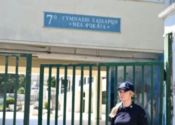 Χαϊδάρι: Αναπάντητα ερωτήματα για την πτώση της 13χρονης από σχολείο – Κρίσιμη παραμένει η κατάστασή της