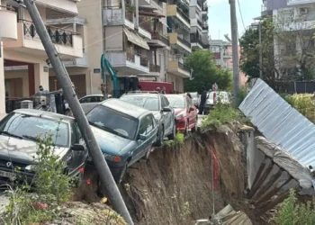 Θεσσαλονίκη: «Βούλιαξε» δρόμος κατά τη διάρκεια εργασιών