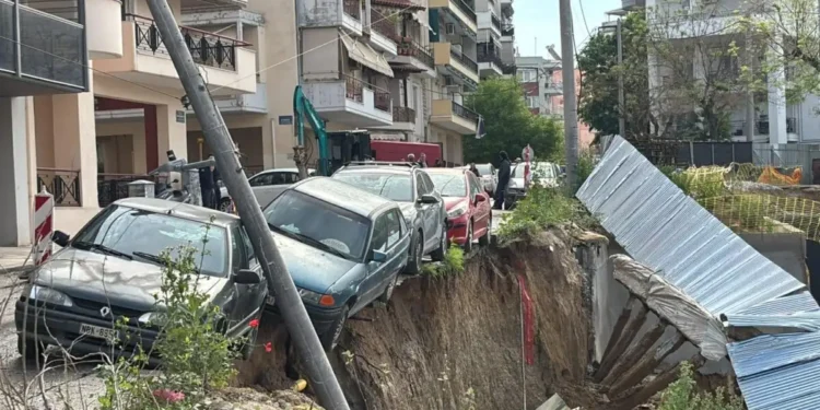 Θεσσαλονίκη: «Βούλιαξε» δρόμος κατά τη διάρκεια εργασιών