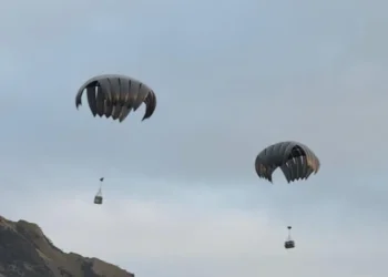 Βρετανοί αλεξιπτωτιστές έπεσαν σε απομονωμένο νησί για να παράσχουν βοήθεια σε κρούσμα χανταϊού