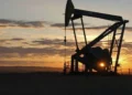 Εκτίναξη 5% στο brent μετά το Ιρανικό πλήγμα σε αμερικανική φρεγάτα – Νέο υψηλό τετραετίας