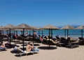 Γέμισαν οι παραλίες της Αττικής – «Ανάσα δροσιάς» για όσους δεν έφυγαν για το τριήμερο του Αγίου Πνεύματος