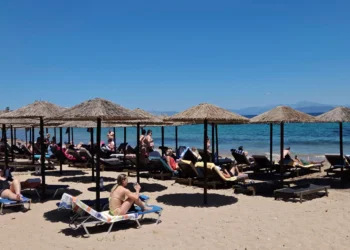 Γέμισαν οι παραλίες της Αττικής – «Ανάσα δροσιάς» για όσους δεν έφυγαν για το τριήμερο του Αγίου Πνεύματος