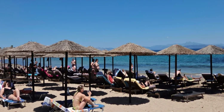 Γέμισαν οι παραλίες της Αττικής – «Ανάσα δροσιάς» για όσους δεν έφυγαν για το τριήμερο του Αγίου Πνεύματος
