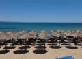 Παραλίες: Ξαπλώστρες από…. χρυσάφι – Πόσο κοστίζει ένα μπάνιο στις οργανωμένες παραλίες;