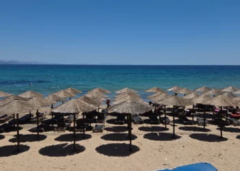 Παραλίες: Ξαπλώστρες από…. χρυσάφι – Πόσο κοστίζει ένα μπάνιο στις οργανωμένες παραλίες;