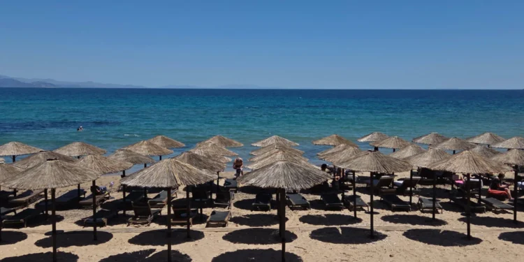Παραλίες: Ξαπλώστρες από…. χρυσάφι – Πόσο κοστίζει ένα μπάνιο στις οργανωμένες παραλίες;