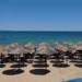 Παραλίες: Ξαπλώστρες από…. χρυσάφι – Πόσο κοστίζει ένα μπάνιο στις οργανωμένες παραλίες;