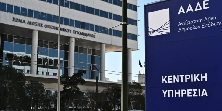 ΦΠΑ: Νέα «όπλα» στα χέρια της ΑΑΔΕ για να κλείσει το κενό των 2,5 δισ. ευρώ
