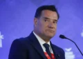 Άδωνις Γεωργιάδης: «Δεν είμαι εγώ στη φωτογραφία με γυναίκα σε προσωπική στιγμή – Είναι προϊόν ΑΙ»
