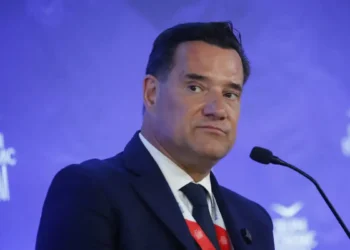 Άδωνις Γεωργιάδης: «Δεν είμαι εγώ στη φωτογραφία με γυναίκα σε προσωπική στιγμή – Είναι προϊόν ΑΙ»
