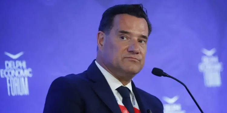 Άδωνις Γεωργιάδης: «Δεν είμαι εγώ στη φωτογραφία με γυναίκα σε προσωπική στιγμή – Είναι προϊόν ΑΙ»