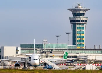 Οι αεροπορικές εταιρείες πρέπει να αποζημιώνουν επιβάτες για ακυρώσεις λόγω των καυσίμων, είπε ο Τζιτζικώστας στους FT