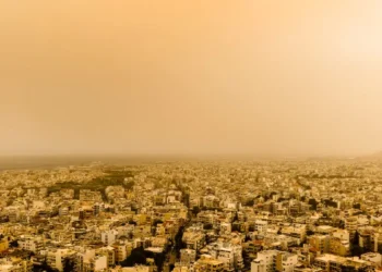 Καιρός: Μέχρι και την Κυριακή το πέρασμα της αφρικανικής σκόνης – Ξεκινούν τα 33άρια από την Τρίτη
