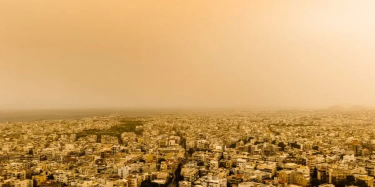 Καιρός: Μέχρι και την Κυριακή το πέρασμα της αφρικανικής σκόνης – Ξεκινούν τα 33άρια από την Τρίτη