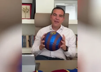 Αλέξης Τσίπρας: Στα χρώματα της Μπαρτσελόνα το νέο του κόμμα – «Το μπλε για την πατρίδα, το κόκκινο για τους αγώνες μας»