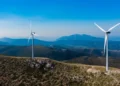 Φρένο στα νέα αιολικά με το χωροταξικό για τις ΑΠΕ: Εκτός οι Κυκλάδες, κόφτες σε νησιά, βουνοκορφές πάνω από 1200 μέτρα και προστατευόμενες περιοχές