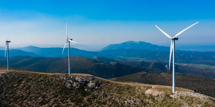 Φρένο στα νέα αιολικά με το χωροταξικό για τις ΑΠΕ: Εκτός οι Κυκλάδες, κόφτες σε νησιά, βουνοκορφές πάνω από 1200 μέτρα και προστατευόμενες περιοχές