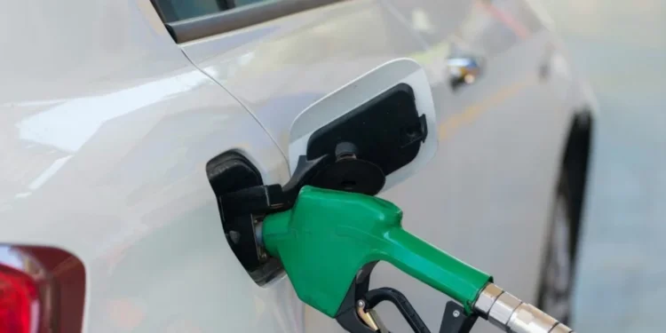 Βενζίνη: Πότε θα πέσει η τιμή της στο 1,97 ευρώ το λίτρο και σε ποια περίπτωση θα υπερβεί τα 2,10 ευρώ