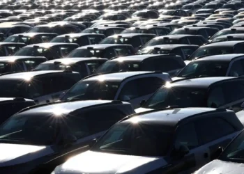 «Τεράστιο κόστος και συνέπειες» με τους νέους δασμούς Τραμπ στα αυτοκίνητα από την ΕΕ – Η απάντηση της Κομισιόν