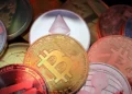 Άλμα του Bitcoin πάνω από τα 80.000 δολάρια, σε υψηλό τριών μηνών, όπως το Ether και άλλα κρυπτονομίσματα
