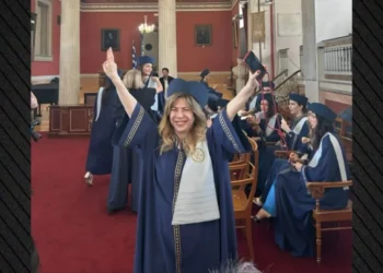 Δήμητρα Παπαδοπούλου για το πτυχίο στα 63 της: Ο μπαμπάς μου ήθελε πολύ να με δει να αποφοιτώ, το αποφάσισα όταν άκουσα ότι διαγραφούν τους αιώνιους φοιτητές