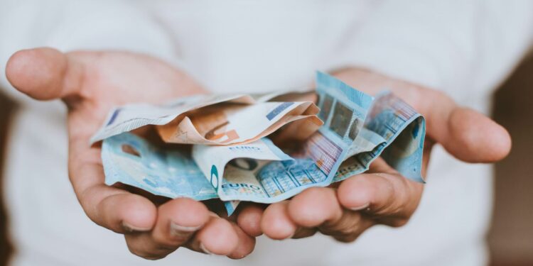Τεκμαρτό εισόδημα: Ποιοι περνούν από κόσκινο από την Εφορία
