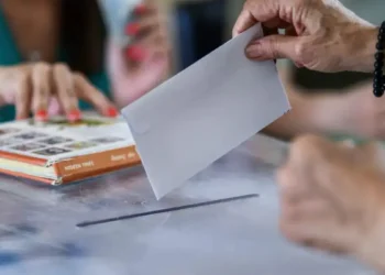 Δημοσκόπηση Marc: Ακρίβεια και νέα κόμματα αλλάζουν τις ισορροπίες – Μάχη για τη δεύτερη θέση θα δώσουν Τσίπρας και Καρυστιανού