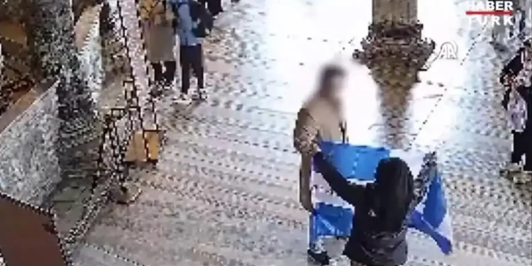 Αγία Σοφία: Ποινή φυλάκισης με αναστολή οι Έλληνες που άνοιξαν τη σημαία – Ελεύθεροι να επιστρέψουν στη χώρα