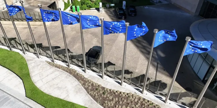 Η Κομισιόν προτείνει 9μηνη άρση κυρώσεων για κινέζικη εταιρεία microchip