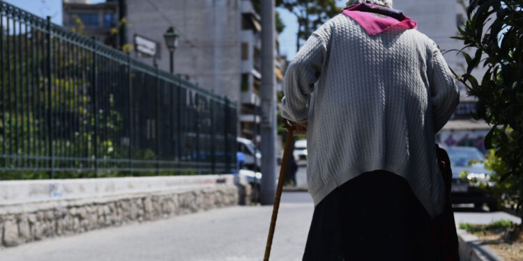 Χίος: Νέα υπόθεση κακοποίησης ηλικιωμένης από οικιακή βοηθό – Της έδινε χάπια και τη χτυπούσε