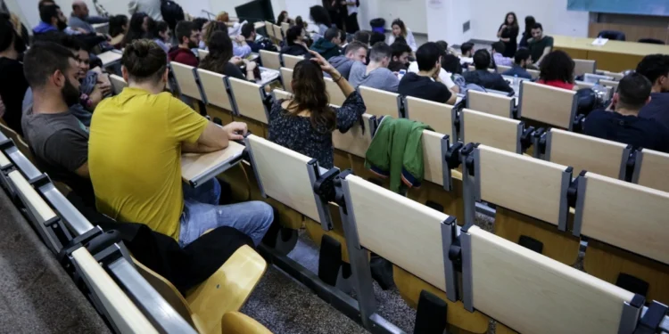 Τέλος στο όνειρο του Δημοσίου, στροφή στα τεχνικά επαγγέλματα; Οι «πονοκέφαλοι» των γονέων στον δρόμο για τις Πανελλαδικές, νέα έρευνα