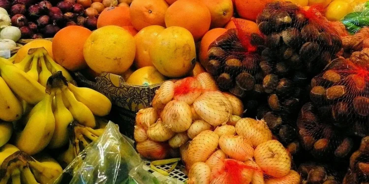 Αδειάζουν τα πορτοφόλια των καταναλωτών οι αυξήσεις σε φρούτα, ψάρια και λαχανικά – Τι δείχνει νέα έρευνα
