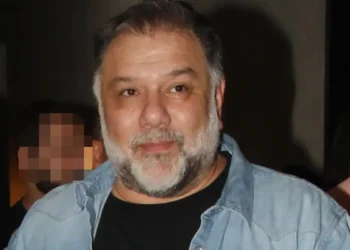 Γρηγόρης Αρναούτογλου: Ήμασταν 11 χρόνια αχώριστοι, έφυγα για να παρουσιάσω το “Nomads” και ο σκύλος μου πέθανε