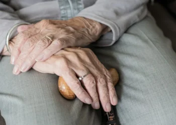 Κάμερα αποκάλυψε τον εφιάλτη για 82χρονη με άνοια στη Χίο: Η 67χρονη που τη φρόντιζε τη χτυπούσε για 10 λεπτά