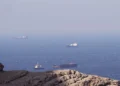 Σοβαρές ανησυχίες για τη σταθερότητα της παγκόσμιας αγοράς πετρελαίου και της ναυτιλίας προκαλεί η συνεχιζόμενη κρίση στα Στενά του Ορμούζ, με τις εκτιμήσεις διεθνών αναλυτών να κάνουν λόγο για τη μεγαλύτερη πίεση στα παγκόσμια αποθέματα από τότε που ξεκίνησε η δορυφορική παρακολούθηση inventories το 2018.  Σύμφωνα με ανάλυση της Allied Shipbroking και της Allied QuantumSea Research, τα παγκόσμια αποθέματα πετρελαίου –μετρημένα σε ημέρες κάλυψης της ζήτησης– εκτιμάται ότι θα υποχωρήσουν στις 98 ημέρες έως τα τέλη Μαΐου 2026, από 101 ημέρες σήμερα, σύμφωνα με προβλέψεις της Goldman Sachs.  Η εικόνα επιδεινώνεται δραματικά λόγω των σοβαρών διαταραχών στη ναυσιπλοΐα μέσω των Στενών του Ορμούζ, ενός από τα σημαντικότερα ενεργειακά περάσματα παγκοσμίως.  Ο διευθύνων σύμβουλος της Saudi Aramco, Amin Nasser, προειδοποίησε επενδυτές στις 11 Μαΐου ότι η αγορά χάνει περίπου 100 εκατ. βαρέλια πετρελαίου για κάθε εβδομάδα που τα Στενά παραμένουν ουσιαστικά κλειστά. Σύμφωνα με τα στοιχεία που παρουσιάστηκαν, μόλις δύο έως πέντε πλοία διέρχονται καθημερινά από την περιοχή, όταν πριν από την κρίση οι διελεύσεις έφταναν περίπου τα 70 πλοία ημερησίως.  Ανεξάρτητοι αναλυτές εκτιμούν ότι, ακόμη και μετά από εκτροπές φορτίων μέσω αγωγών και έκτακτες αποδεσμεύσεις στρατηγικών αποθεμάτων, η καθαρή απώλεια στην παγκόσμια αγορά διαμορφώνεται μεταξύ 9 και 12 εκατ. βαρελιών ημερησίως.  Η κατάσταση έχει ήδη οδηγήσει σε μαζική κινητοποίηση στρατηγικών αποθεμάτων. Η συντονισμένη έκτακτη αποδέσμευση 400 εκατ. βαρελιών από τον International Energy Agency στις 11 Μαρτίου 2026 –η μεγαλύτερη στην ιστορία του οργανισμού– εκτιμάται ότι επαρκεί μόλις για τέσσερις έως πέντε εβδομάδες υπό τους σημερινούς ρυθμούς κατανάλωσης.  Παρά το γεγονός ότι τα συνολικά κρατικά στρατηγικά αποθέματα διεθνώς υπολογίζονται σε περίπου 3 δισ. βαρέλια, αναλυτές σημειώνουν ότι ακόμη και αυτά θα μπορούσαν να στηρίξουν την αγορά μόνο για 25 έως 30 εβδομάδες εάν χρησιμοποιηθούν αποκλειστικά.