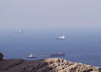 Σοβαρές ανησυχίες για τη σταθερότητα της παγκόσμιας αγοράς πετρελαίου και της ναυτιλίας προκαλεί η συνεχιζόμενη κρίση στα Στενά του Ορμούζ, με τις εκτιμήσεις διεθνών αναλυτών να κάνουν λόγο για τη μεγαλύτερη πίεση στα παγκόσμια αποθέματα από τότε που ξεκίνησε η δορυφορική παρακολούθηση inventories το 2018.  Σύμφωνα με ανάλυση της Allied Shipbroking και της Allied QuantumSea Research, τα παγκόσμια αποθέματα πετρελαίου –μετρημένα σε ημέρες κάλυψης της ζήτησης– εκτιμάται ότι θα υποχωρήσουν στις 98 ημέρες έως τα τέλη Μαΐου 2026, από 101 ημέρες σήμερα, σύμφωνα με προβλέψεις της Goldman Sachs.  Η εικόνα επιδεινώνεται δραματικά λόγω των σοβαρών διαταραχών στη ναυσιπλοΐα μέσω των Στενών του Ορμούζ, ενός από τα σημαντικότερα ενεργειακά περάσματα παγκοσμίως.  Ο διευθύνων σύμβουλος της Saudi Aramco, Amin Nasser, προειδοποίησε επενδυτές στις 11 Μαΐου ότι η αγορά χάνει περίπου 100 εκατ. βαρέλια πετρελαίου για κάθε εβδομάδα που τα Στενά παραμένουν ουσιαστικά κλειστά. Σύμφωνα με τα στοιχεία που παρουσιάστηκαν, μόλις δύο έως πέντε πλοία διέρχονται καθημερινά από την περιοχή, όταν πριν από την κρίση οι διελεύσεις έφταναν περίπου τα 70 πλοία ημερησίως.  Ανεξάρτητοι αναλυτές εκτιμούν ότι, ακόμη και μετά από εκτροπές φορτίων μέσω αγωγών και έκτακτες αποδεσμεύσεις στρατηγικών αποθεμάτων, η καθαρή απώλεια στην παγκόσμια αγορά διαμορφώνεται μεταξύ 9 και 12 εκατ. βαρελιών ημερησίως.  Η κατάσταση έχει ήδη οδηγήσει σε μαζική κινητοποίηση στρατηγικών αποθεμάτων. Η συντονισμένη έκτακτη αποδέσμευση 400 εκατ. βαρελιών από τον International Energy Agency στις 11 Μαρτίου 2026 –η μεγαλύτερη στην ιστορία του οργανισμού– εκτιμάται ότι επαρκεί μόλις για τέσσερις έως πέντε εβδομάδες υπό τους σημερινούς ρυθμούς κατανάλωσης.  Παρά το γεγονός ότι τα συνολικά κρατικά στρατηγικά αποθέματα διεθνώς υπολογίζονται σε περίπου 3 δισ. βαρέλια, αναλυτές σημειώνουν ότι ακόμη και αυτά θα μπορούσαν να στηρίξουν την αγορά μόνο για 25 έως 30 εβδομάδες εάν χρησιμοποιηθούν αποκλειστικά.